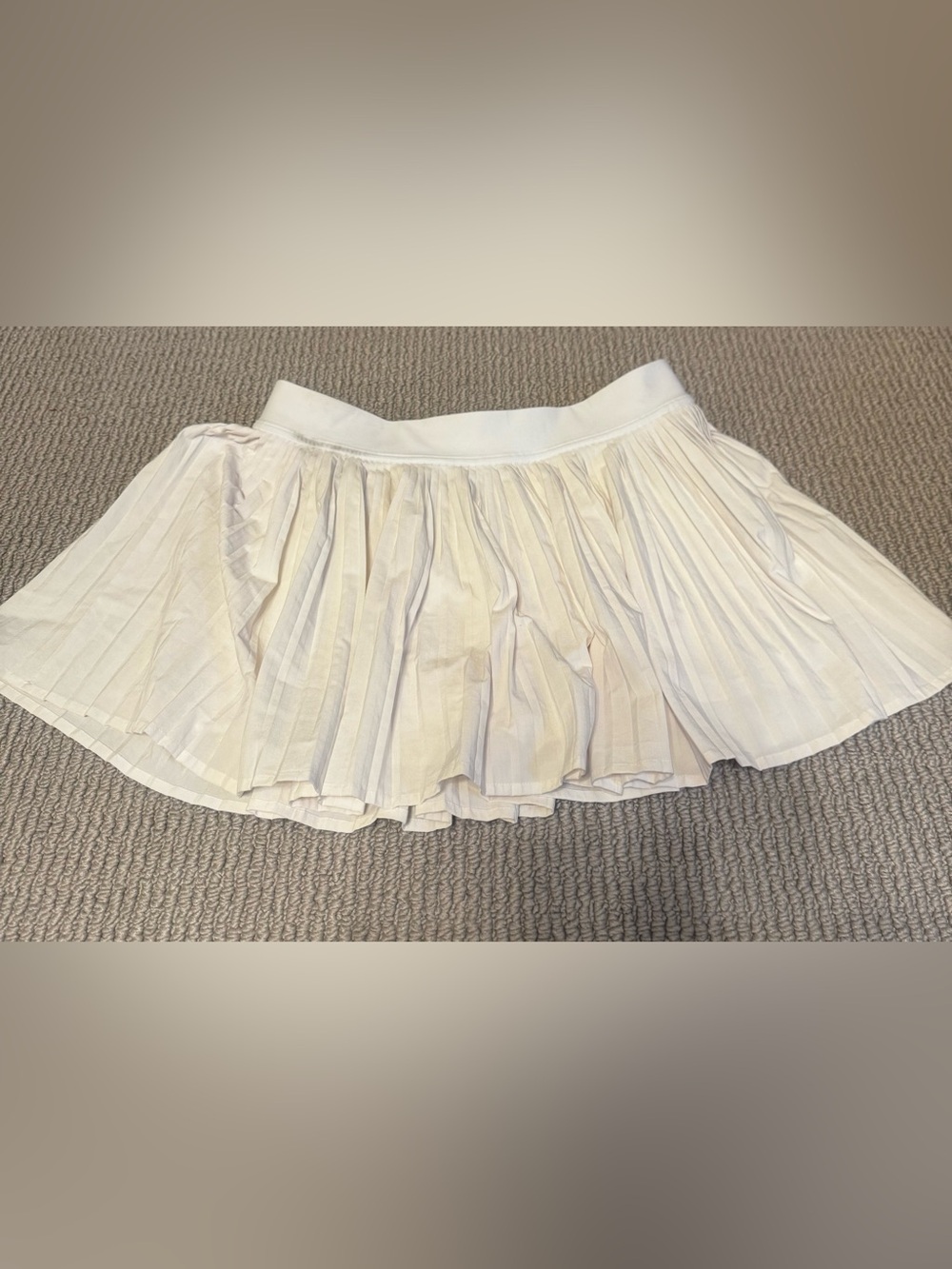 Lululemon Pleated White Women's Skirt - Classic Flared Design